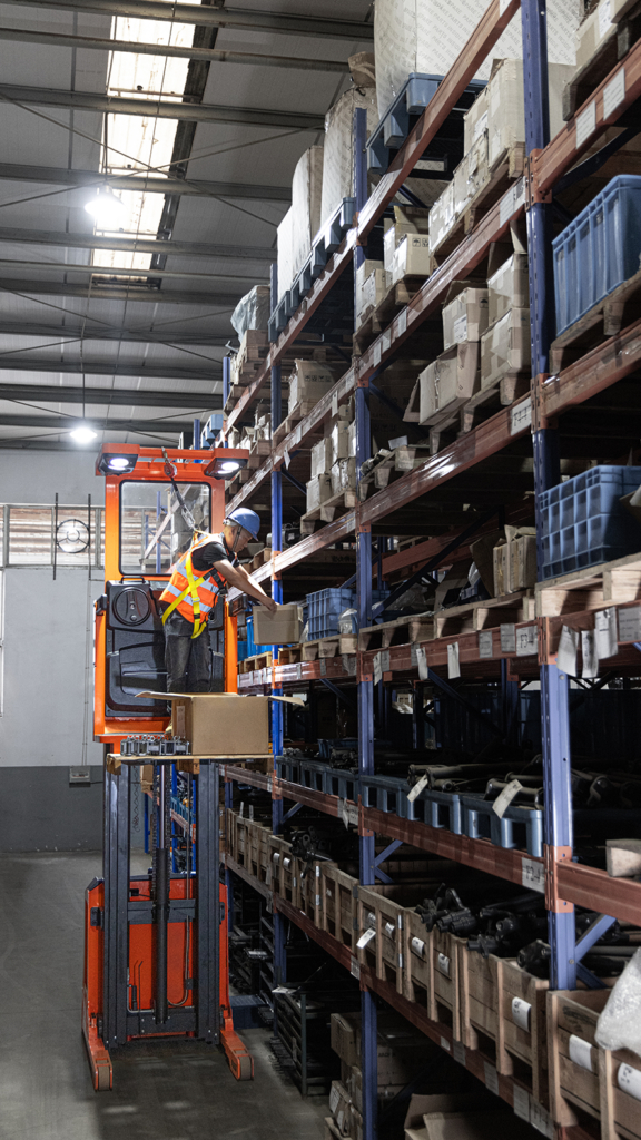 Electric Order Picker (Mid Level)